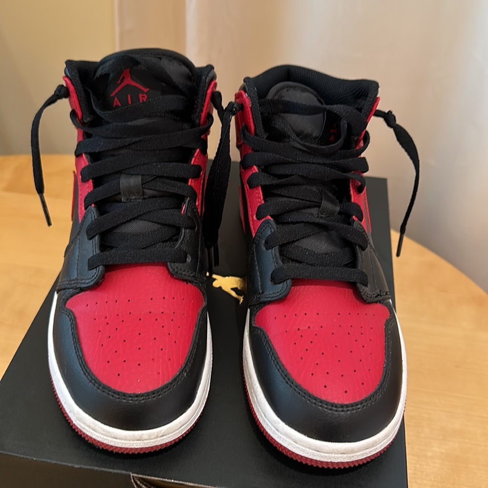 Air Jordan Retro 1 Mid Banned